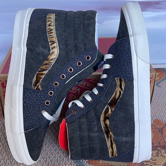 Vans Men’s Sk8-Hi
Subtle Safari Asphalt
VN0A5JMJ107
Sneakers - Picture 12 of 16